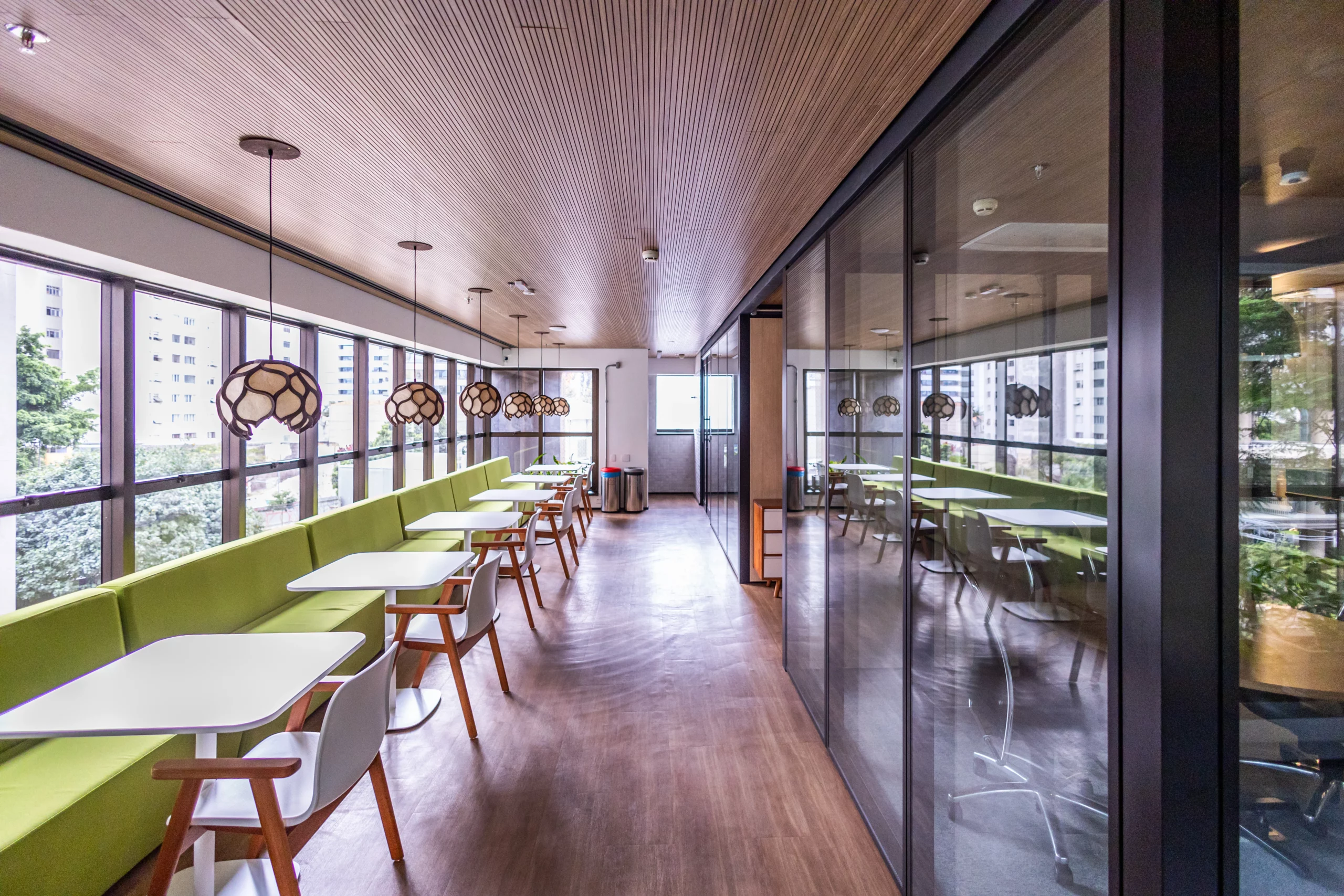 Mesas Tube, Cadeiras Match e Sofás Spin