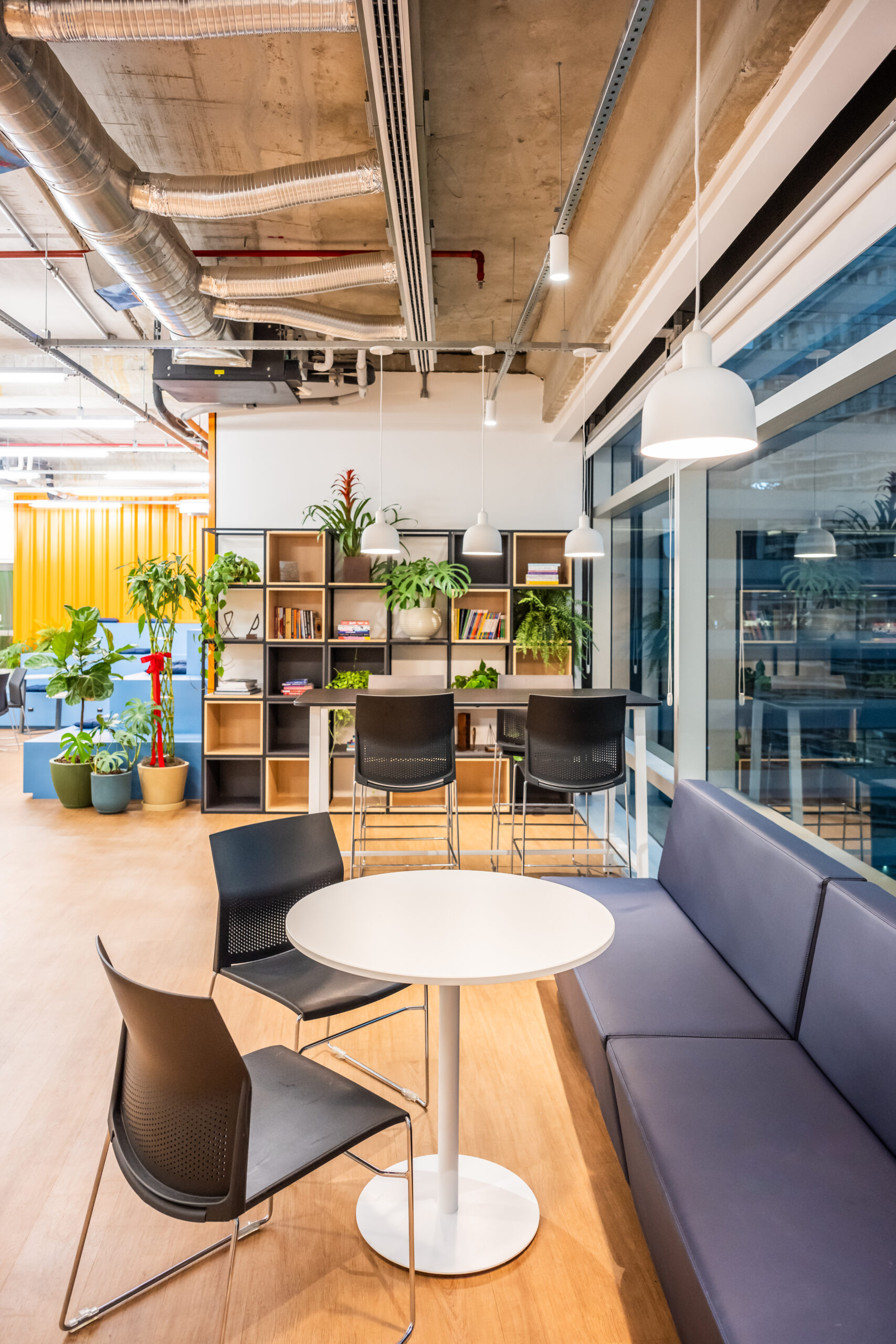 Cadeiras Connect com Mesa Tube, Match e Sofás Spin