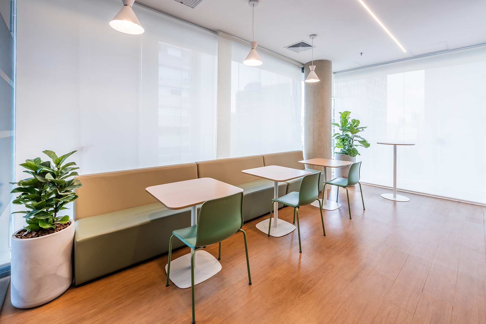 Mesas Tube, Sofás Spin e Cadeiras Match