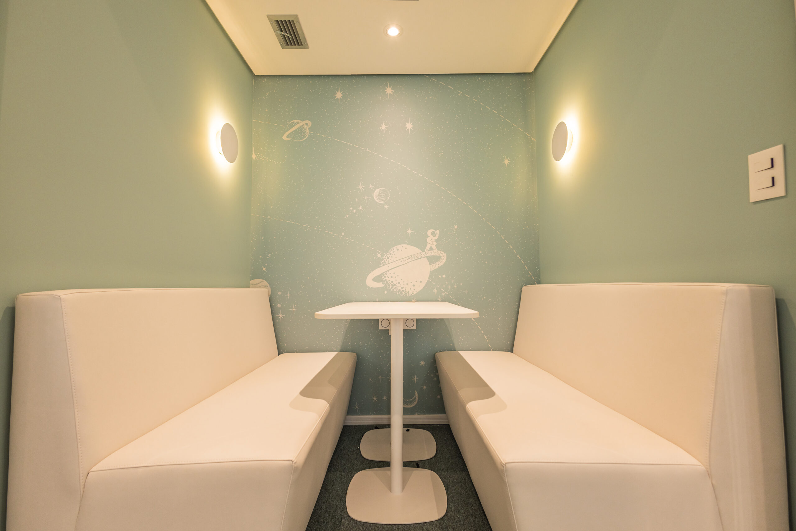 Phone Booth Sofás Spin com Mesa Tube